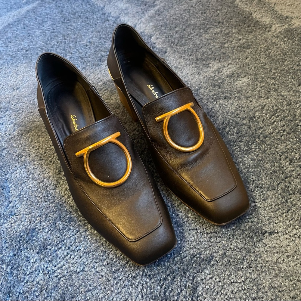 Salvatore Ferragamo women’s Lana block heel loafers in black and gold size 7 B
